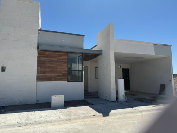 Casa en Venta en Torreón: Moderna Residencia en Los Viñedos, Gated Community