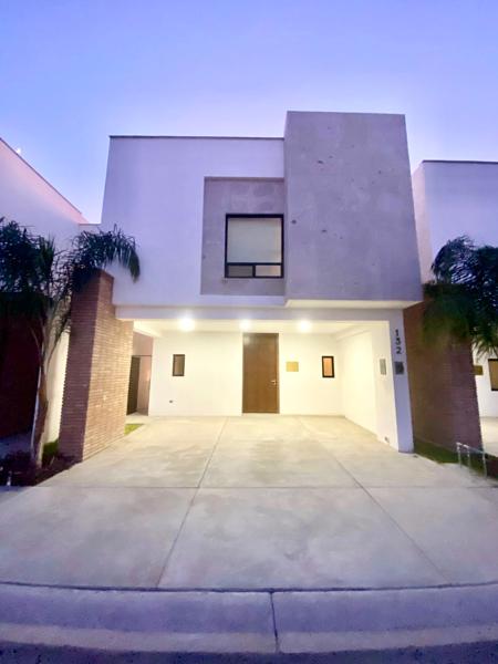 Casa en Venta en Ampliación Senderos, Torreón con Seguridad y Amenidades