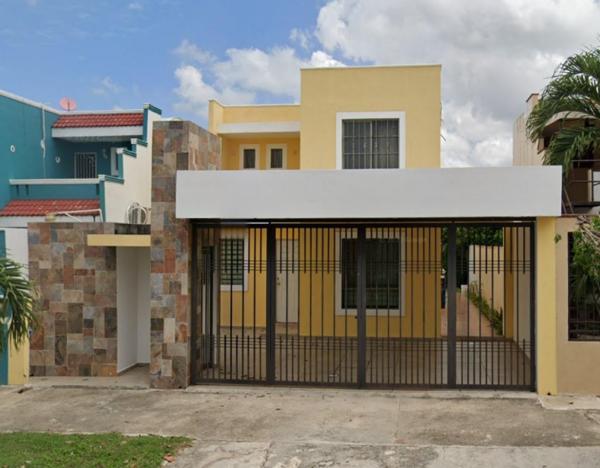 EXCELENTE CASA DE DOS NIVELES, MINIMALISTA, Y CERCANA A TODOS LOS SERVICIOS PRINCIPALES