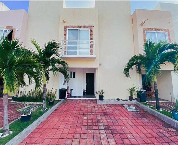 HERMOSA CASA EN CANCÚN CON DOS NIVELES Y AMPLIO JARDÍN