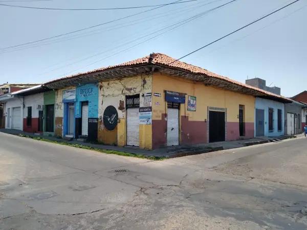 Se vende Casa en Centro de Uruapan con 3 locales comerciales