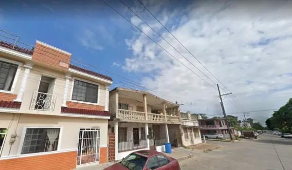 Casa en Venta en Ciudad Madero, Tamaulipas: Amplia Propiedad Residencial con Conexión a Servicios