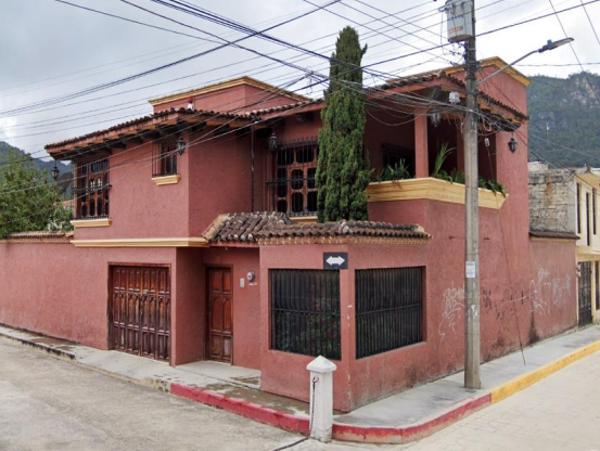BONITA CASA CON MUY AMPLIO JARDIN