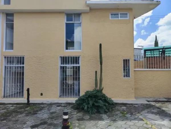 Casa en venta con doble acceso en Paseo Tollocan, Toluca.