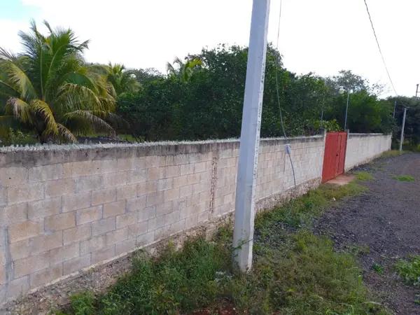 HERMOSO TERRENO DE CASI 6000 m2 CON CONSTRUCCION EN JARDINES DE TAHDIZIBICHEN, MERIDA, YUCATAN.