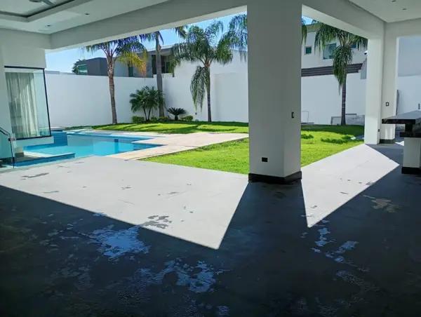 RESIDENCIA EN VENTA  EN ESQUINA  EN EL FRACC. PRIVADO  VALLE DE CRISTAL ,CARRETERA SUR DE MONTERREY.