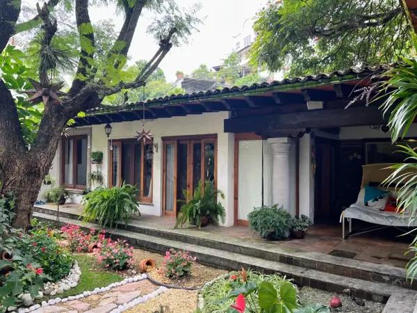 Bellísima casa en la cañada. estilo Cuernavaca