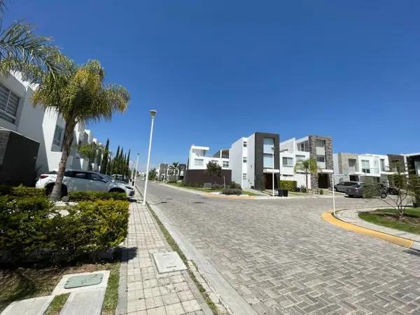 Casa en venta en paarque NOVARA Lomas de Angelópolis III