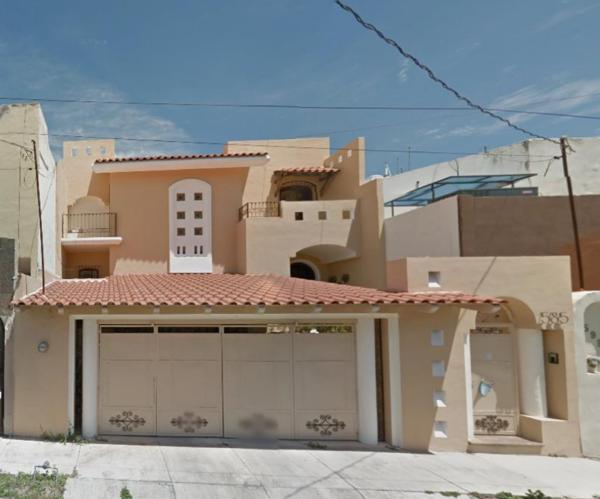 HERMOSA CASA DE 3 NIVELES CON GRAN UBICACIÓN