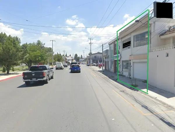 Casa con local comercial en al norte de Saltillo