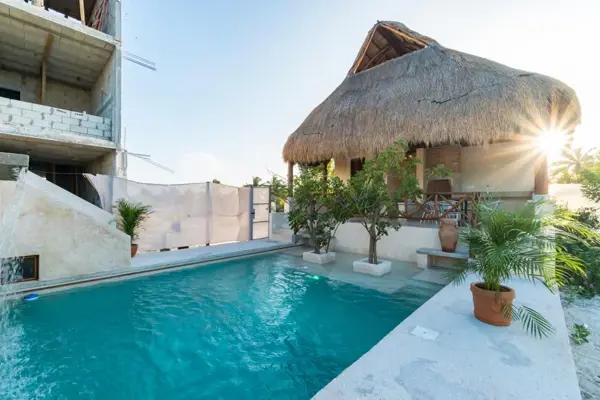 Townhouse de 3 pisos con roof garden y amenidades exclusivas a 60 metros del mar
