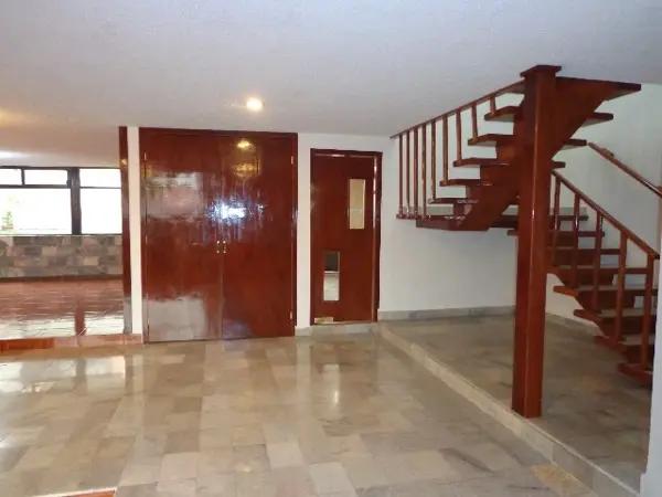 AMPLIA CASA EN RENTA, 4 recámaras, jardín, cisterna y vigilancia.