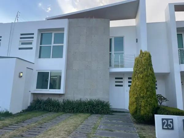 Casa en renta en Residencial Bosques de Ciruelos, Metepec, México