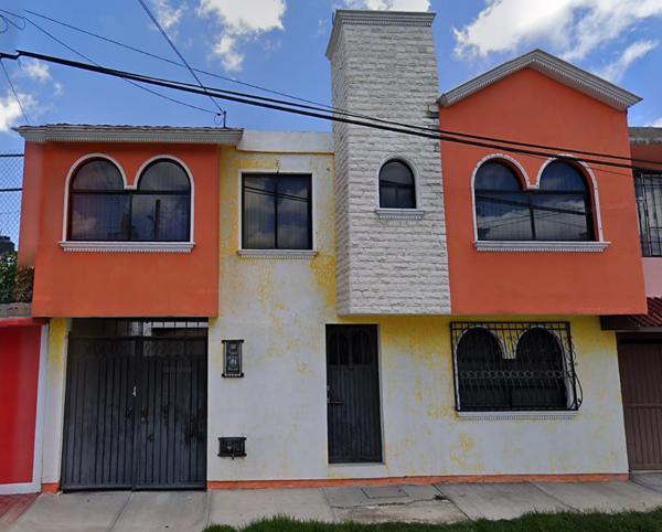 LINDA CASA DE 2 NIVELES CON EXCELENTE UBICACIÓN