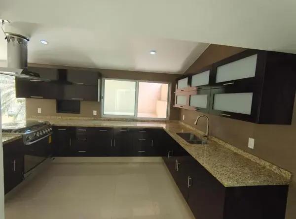Moderna Casa con vigilancia a minutos de galerías Cuernavaca y Averanda