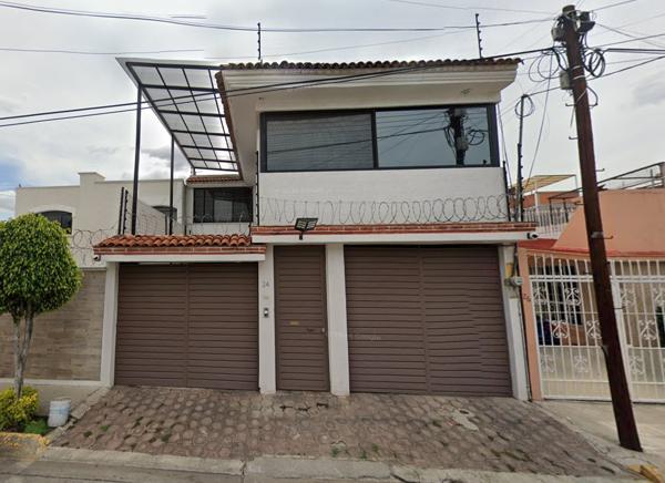 PRECIOSA Y MUY AMPLIA CASA DE DOS NIVELES A 10 MINUTOS DE MUNDO E