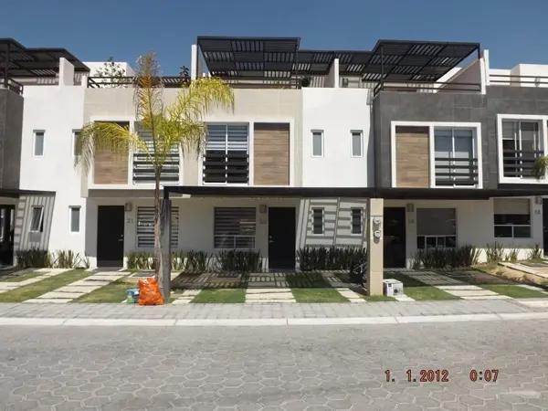 Casa de 3 niveles en  Lomas de Angelópolis en Santa Clara Ocoyucan
