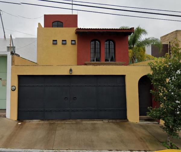 PRECIOSA CASA A SOLO UNAS CALLES DE LA UVAQ, Y DEL INSTITUTO VALLADOLID