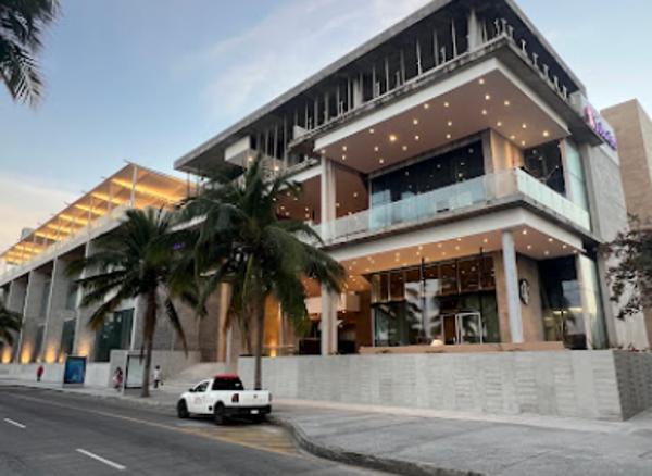RENTO LOCALES EN PLAZA COMERCIAL