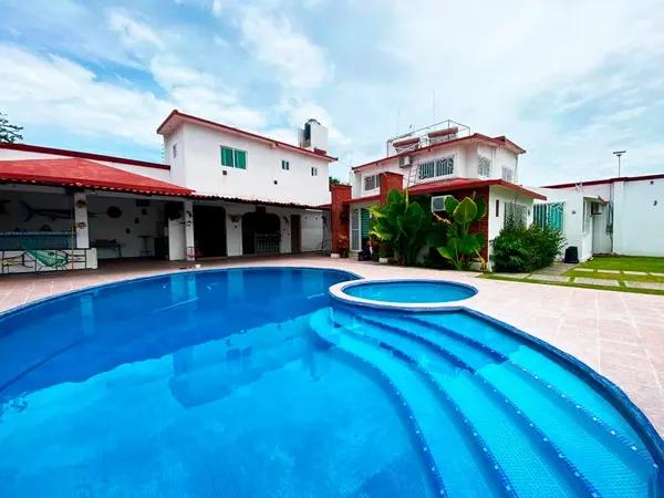 Casa en venta con alberca en Tabachines Yautepec Morelos.