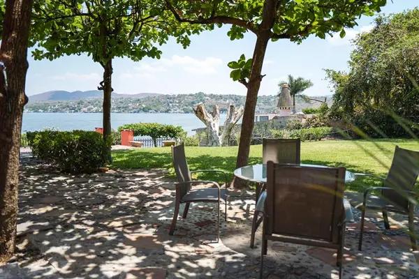 Casa en venta en la orilla del Lago de Tequesquitengo