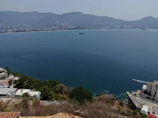 Terreno en Venta con Vista a la Bahía de Acapulco en Fraccionamiento Las Playas