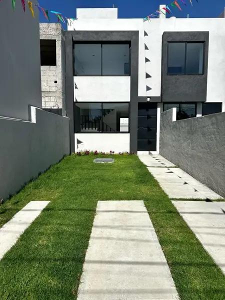SE VENDE CASA A CINCO MINUTOS DE C.U.