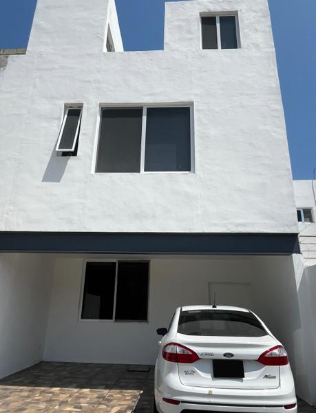 Casa independiente en venta en Altabrisa, Mérida Norte con estacionamiento y jardín