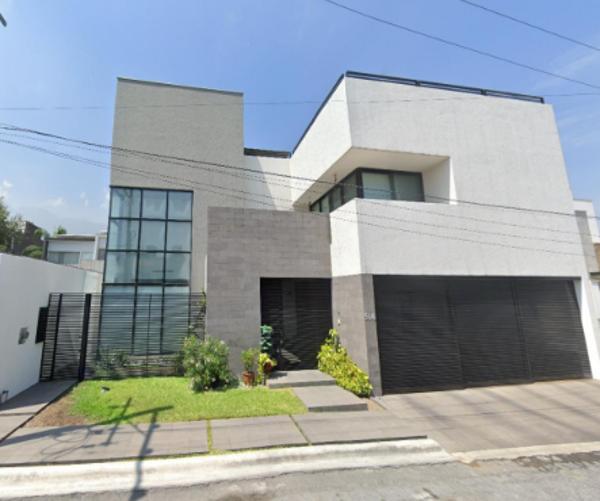 HERMOSA CASA EN UNA GRAN ZONA DE SAN PEDRO GARZA GARCÍA