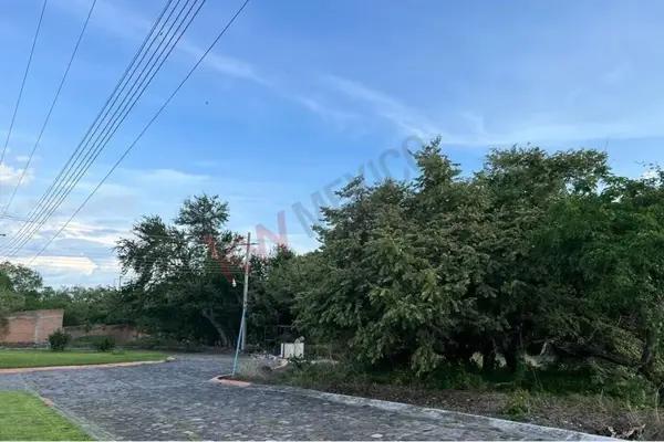 Terreno plano y con ESCRITURAS,dentro del Fraccionamiento Islas De Cuautla,más de 1,000 mts