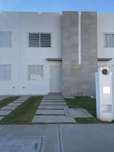 CERCA DEL AEROPUERTO EN PRIVADA CON PATIO TRASERO CON PASTO SINTETICO IDEAL PARA EMPRESA, ROMMIES O
