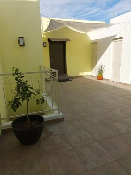 Departamento nuevo en renta en Col. Alpes, en planta alta.