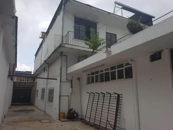Casa en venta, dos niveles y local comercial en Centro de Córdoba