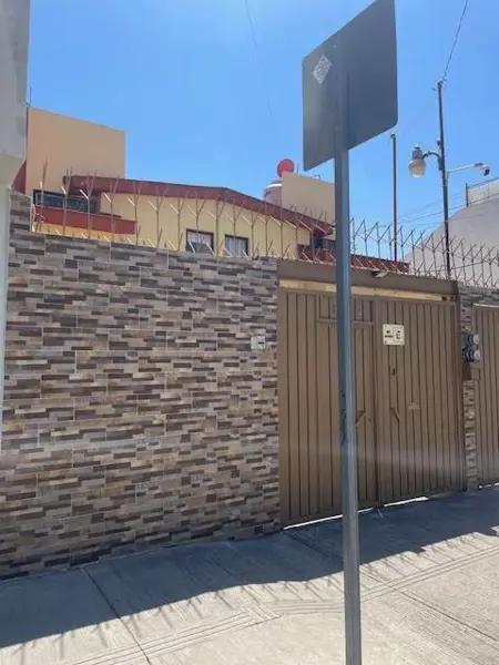 Hermosa Casa muy adaptable a diferentes necesidades, cómodos espacios y finos acabados.