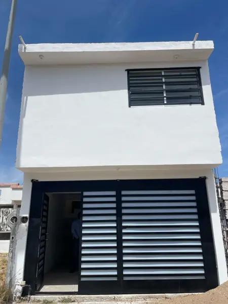 Casa Independiente en Venta en Las Azucenas, Querétaro - 3 Recámaras