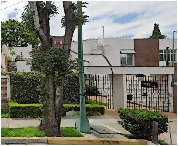 PRECIOSA CASA CON EXCELENTE UBICACIÓN EN COYOACÁN.