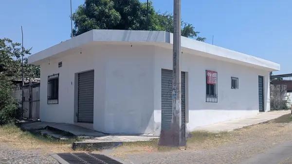 Casa Céntrica con local comercial en Esquina en Venta en Villa de Álvarez, Colima