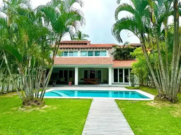 Casa con doble muelle de 90 pies en Punta Iguana (Marina Vallarta)