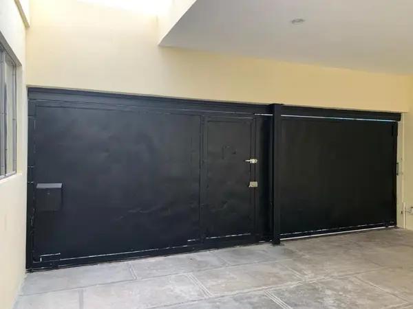VENTA DE CASA TOTALMENTE REMODELADA. 45m2 de jardín trasero ,3 Recamaras. sala TV, Chimenea