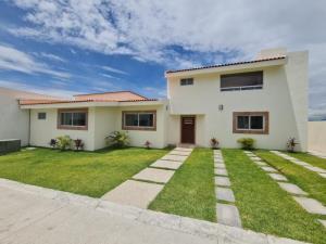 Casa en venta en Club de Golf Santa Fe, Xochitepec, Morelos Casa en venta en Club de Golf Santa Fe, Xochitepec, Morelos