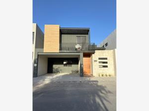 Casa en venta en Rincón de los Encinos, Saltillo, Coahuila de Zaragoza Casa en venta en Rincón de los Encinos, Saltillo, Coahuila de Zaragoza