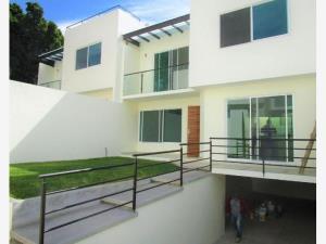 Casa en venta en Lomas de Atzingo, Cuernavaca, Morelos Casa en venta en Lomas de Atzingo, Cuernavaca, Morelos