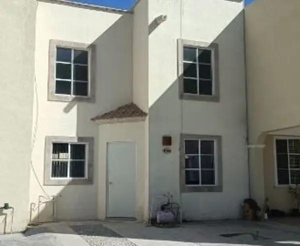 Casa en venta en Puerta Real, Torreón: Espaciosa y segura en fraccionamiento cerrado Casa en venta en Puerta Real, Torreón: Espaciosa y segura en fraccionamiento cerrado