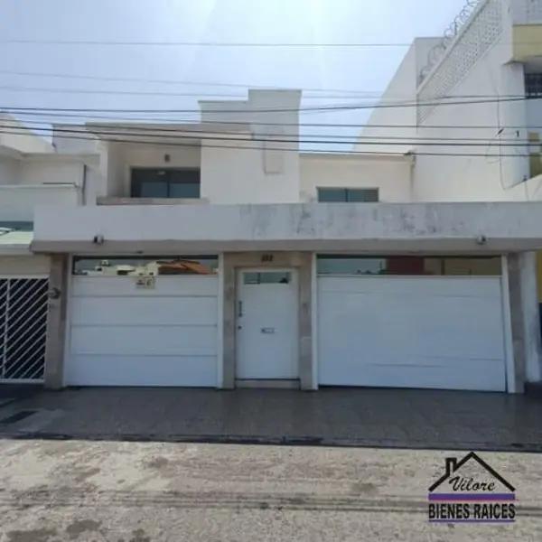 Casa sobre avenida principal y con amplio jardín en el Fracc. Floresta Casa sobre avenida principal y con amplio jardín en el Fracc. Floresta